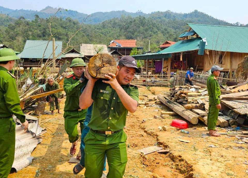 Các cán bộ chiến sỹ công an mướt mồ hôi dọn dẹp lại những ngôi nhà bị sập. Các cán bộ chiến sỹ công an mướt mồ hôi dọn dẹp lại những ngôi nhà bị sập.
