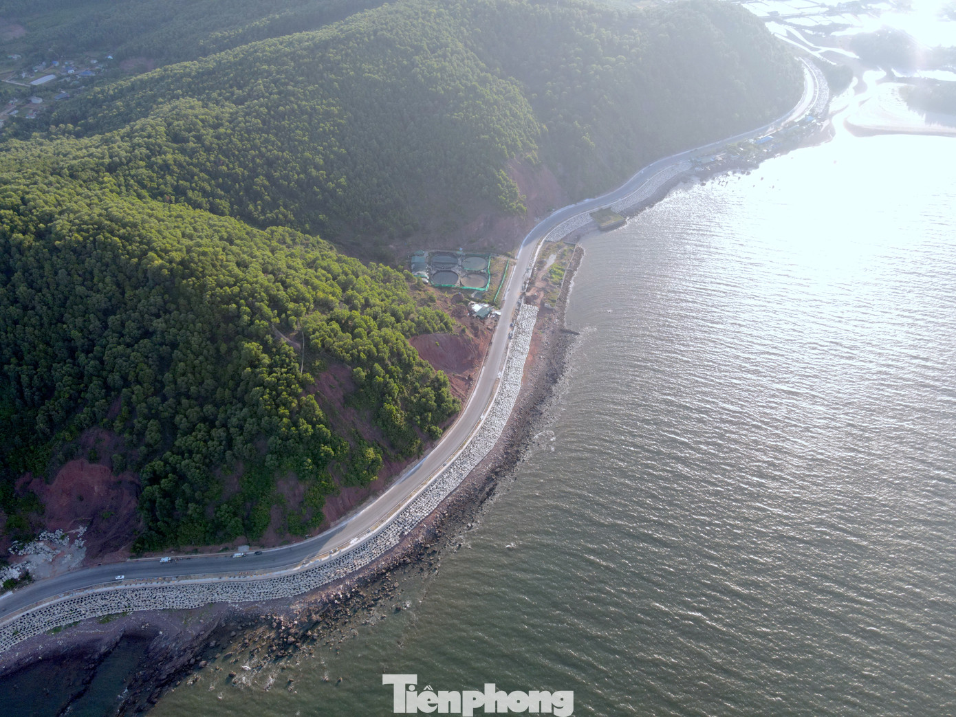 Ngoài ra, công trình sẽ kết nối liền mạch với tuyến đường ven biển khu vực Bắc Trung Bộ, thúc đẩy phát triển kinh tế các tại các địa phương ven biển, đáp ứng nhu cầu đi lại của người dân. Ngoài ra, công trình sẽ kết nối liền mạch với tuyến đường ven biển khu vực Bắc Trung Bộ, thúc đẩy phát triển kinh tế các tại các địa phương ven biển, đáp ứng nhu cầu đi lại của người dân.