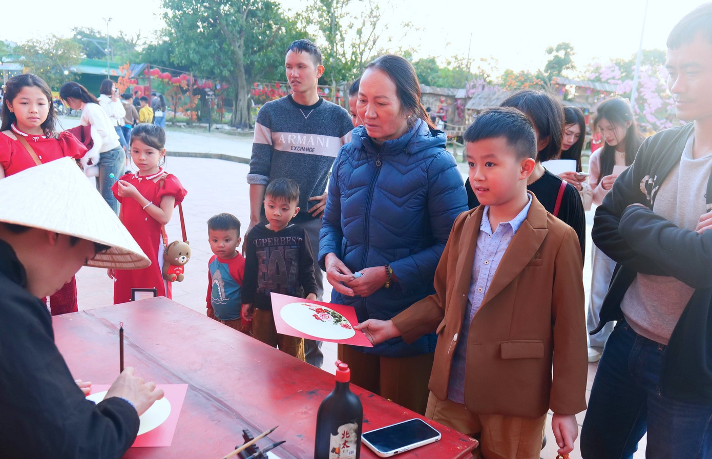 Vui mừng khi được cho chữ đầu năm. Vui mừng khi được cho chữ đầu năm.