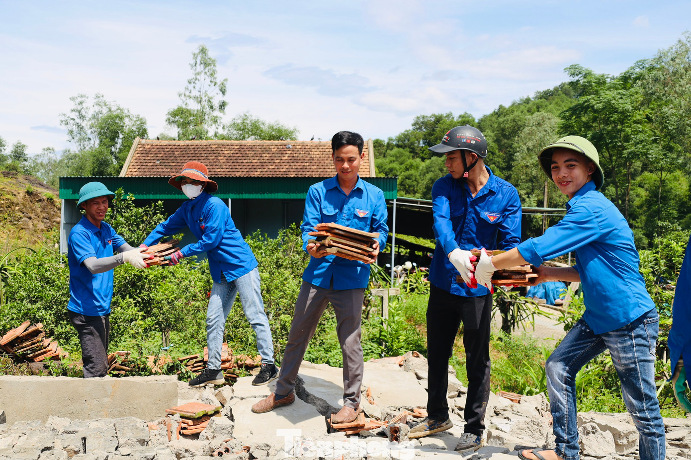 Thanh niên tình nguyện ở Nghệ An hỗ trợ tháo dỡ nhà, vật kiến trúc phục vụ công trình đường dây 500 kV mạch 3. Ảnh: Ngọc Tú