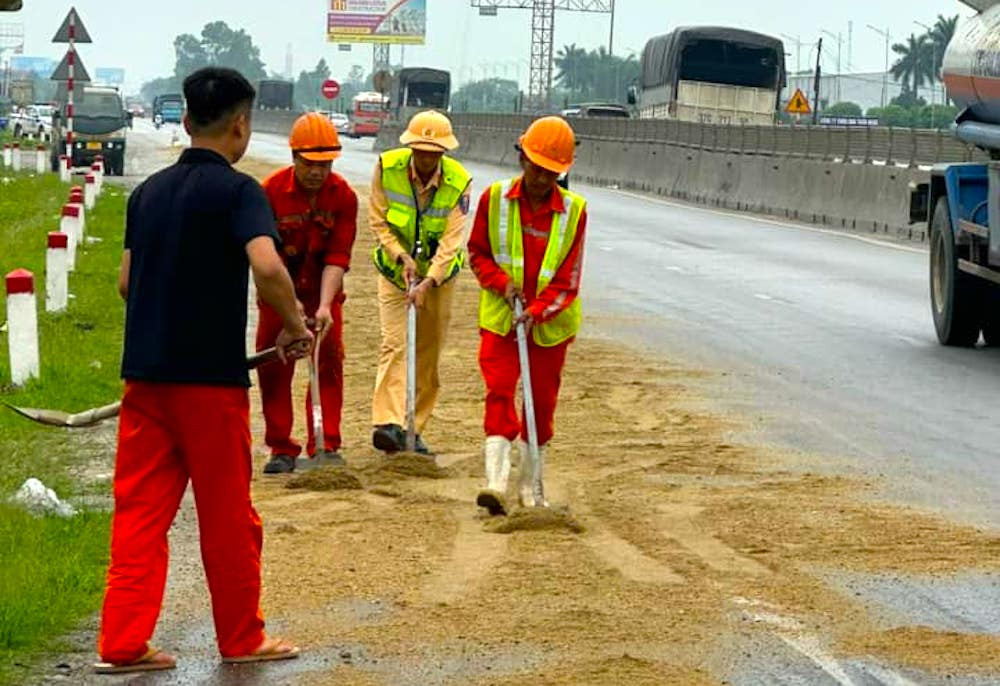 Sau hơn 1 giờ đồng hồ, đoạn đường bị dầu loang đã được xử lý sạch sẽ. Sau hơn 1 giờ đồng hồ, đoạn đường bị dầu loang đã được xử lý sạch sẽ.