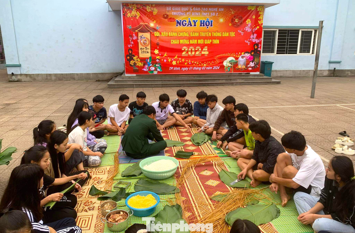 Trước khi bước vào kỳ nghỉ Tết Nguyên đán, các trường học trên địa bàn Nghệ An đã tổ chức nhiều chương trình lễ hội mùa xuân với những hoạt động ý nghĩa, qua đó lưu giữ nhiều nét đẹp văn hóa truyền thống dân tộc. Tại trường Trung học Phổ thông Dân tộc nội trú Nghệ An, Hội chợ Xuân "Hương sắc vùng cao" cũng được diễn ra với nhiều hoạt động, hội thi sôi nổi, ý nghĩa.