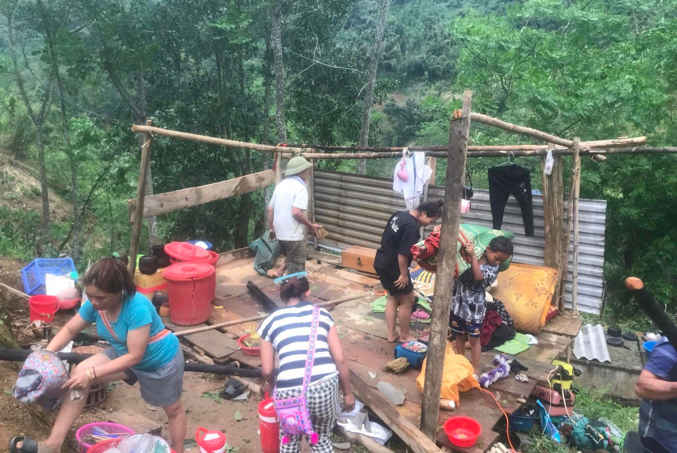 Sau khi sự việc xảy ra, cơ quan chức năng đã có mặt tại hiện trường hỗ trợ người dân dọn dẹp, khắc phục hậu quả đồng thời thống kê thiệt hại.