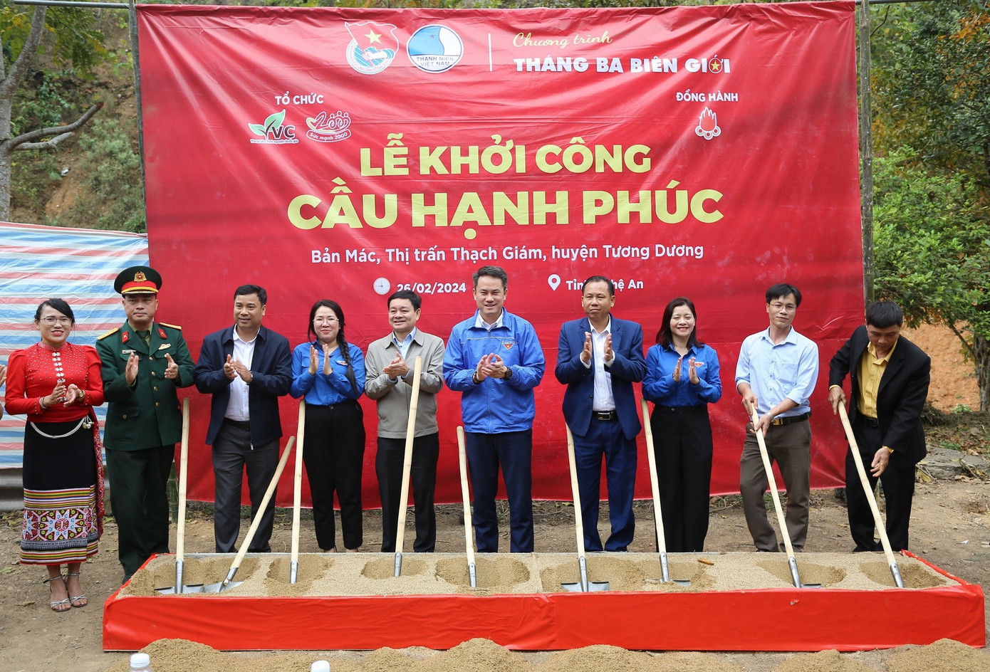 Trên cơ sở đề xuất của Ban Thường vụ Tỉnh Đoàn Nghệ An, T.Ư Hội LHTN Việt Nam cùng các nhà tài trợ đã tài trợ xây dựng cây "Cầu Hạnh Phúc", giúp đỡ người dân đi lại đỡ khó khăn, đặc biệt là sự giao thương, đi lại của hơn 500 hộ dân ở 4 bản liền kề. Trên cơ sở đề xuất của Ban Thường vụ Tỉnh Đoàn Nghệ An, T.Ư Hội LHTN Việt Nam cùng các nhà tài trợ đã tài trợ xây dựng cây "Cầu Hạnh Phúc", giúp đỡ người dân đi lại đỡ khó khăn, đặc biệt là sự giao thương, đi lại của hơn 500 hộ dân ở 4 bản liền kề.