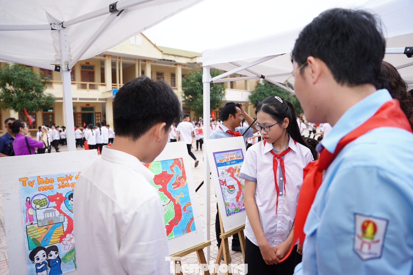 Các đại biểu tham quan triển lãm tranh Tự hào một dải non sông. Các đại biểu tham quan triển lãm tranh Tự hào một dải non sông.