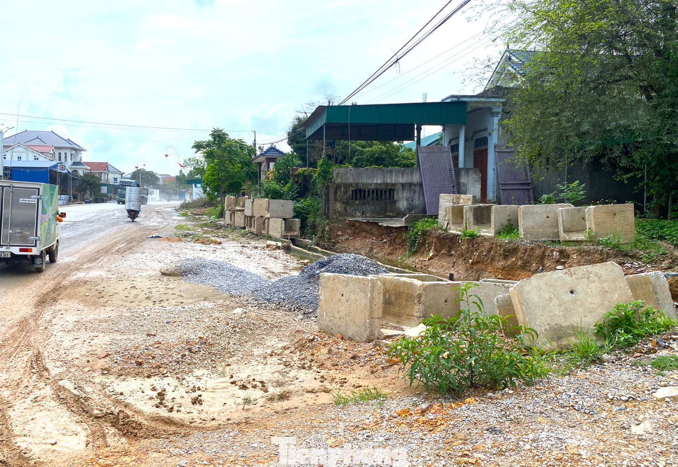 Các hộ dân, các hộ kinh doanh mặt tiền quốc lộ 7 chịu ảnh hưởng lớn do tuyến đường chưa thể thi công hoàn thiện.