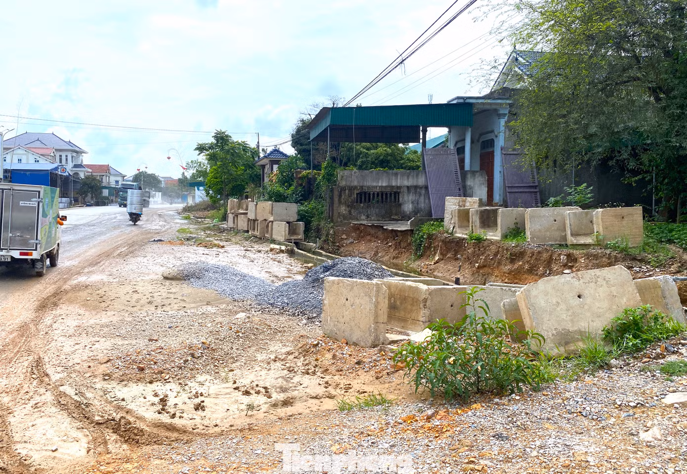 Các hộ dân, các hộ kinh doanh mặt tiền quốc lộ 7 chịu ảnh hưởng lớn do tuyến đường chưa thể thi công hoàn thiện.