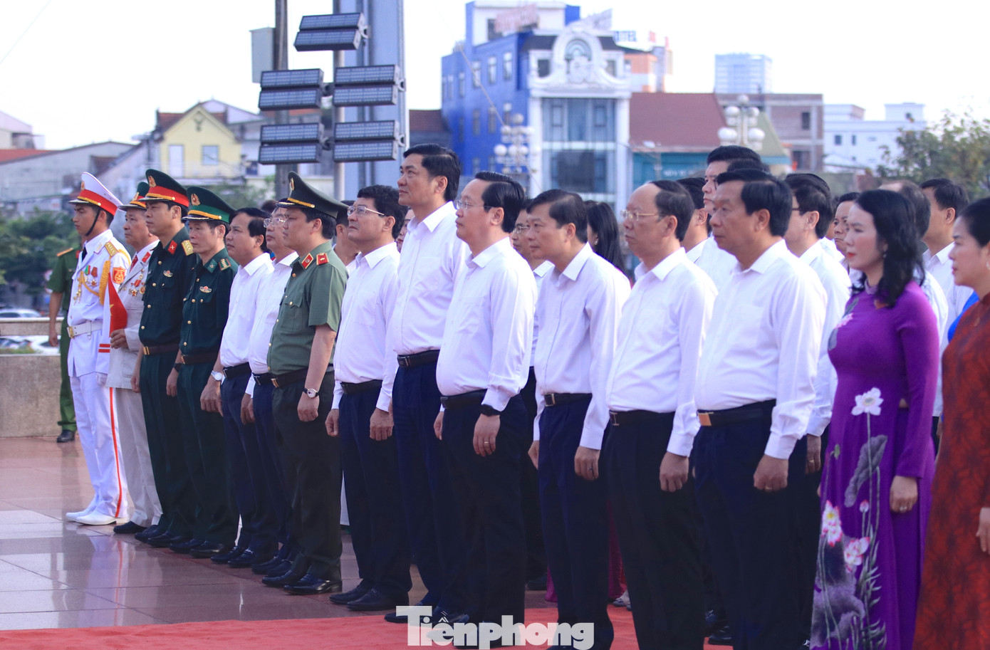 Trước khi diễn ra lễ bay đại kỳ Tổ quốc, các đại biểu thành kính dâng hoa trước anh linh của Chủ tịch Hồ Chí Minh, bày tỏ lòng biết ơn vô hạn và sự kính trọng sâu sắc đối với tư tưởng vĩ đại và cuộc đời vô cùng cao đẹp của Chủ tịch Hồ Chí Minh - Lãnh tụ thiên tài của cách mạng Việt Nam, Anh hùng giải phóng dân tộc, Danh nhân văn hóa kiệt xuất.