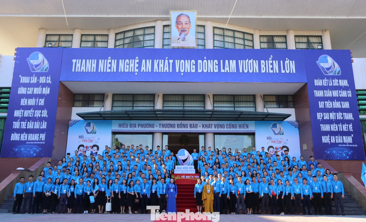 Đại biểu chụp hình lưu niệm trước khi bước vào chương trình Đại hội.