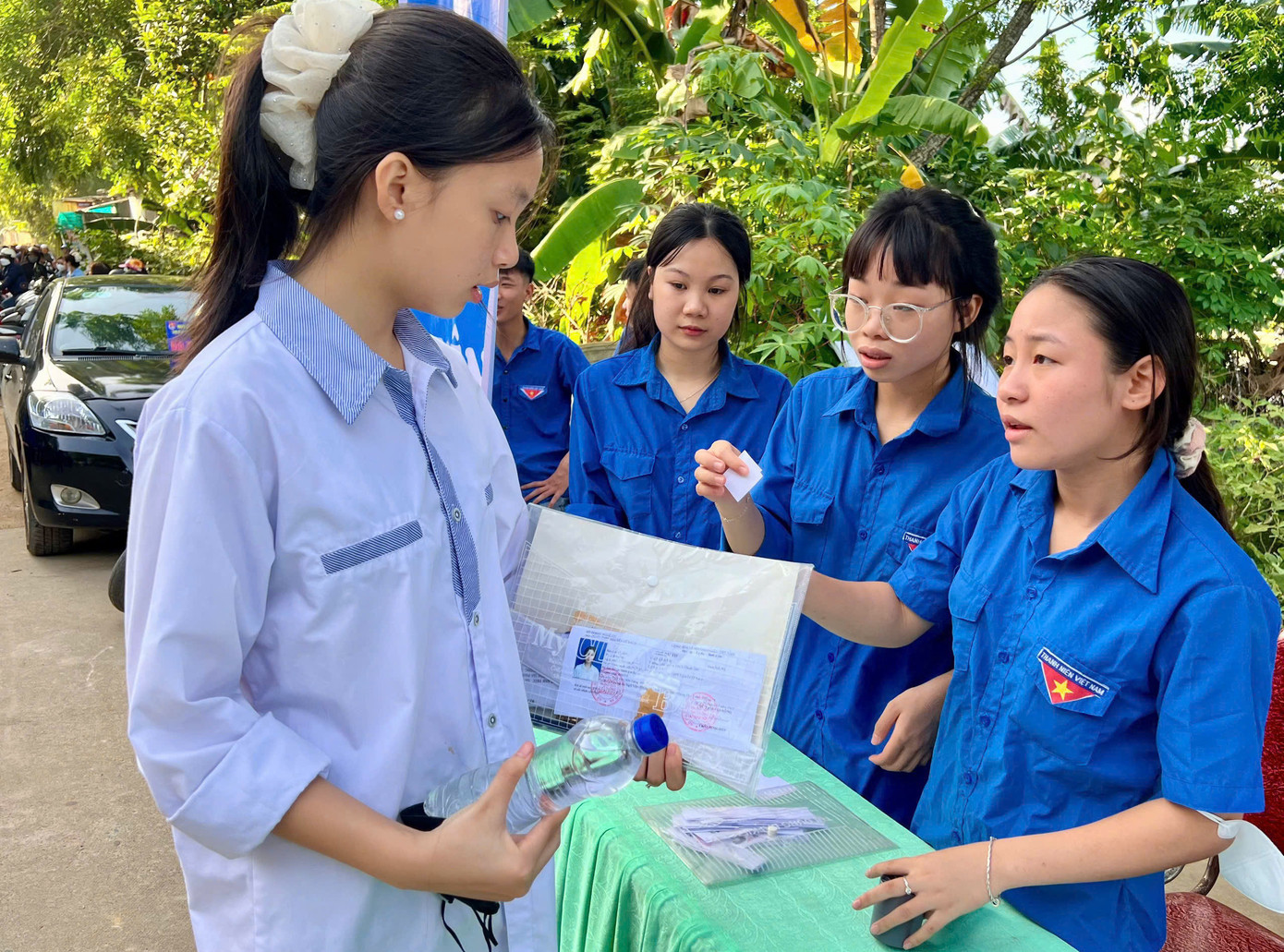 “Ngoài việc có mặt tại các điểm thi để hướng dẫn, phát nước, giữ đồ cho thí sinh, các đoàn viên thanh niên huyện Thanh Chương còn lập nhiều đội &quot;taxi 0 đồng&quot;, &quot;xe ôm 0 đồng&quot; đưa đón các em học sinh có hoàn cảnh khó khăn hoặc các sự cố bất ngờ xảy ra trong quá trình thi”, anh Nguyễn Việt Đức (chuyên viên Huyện Đoàn Thanh Chương, Nghệ An) nói.