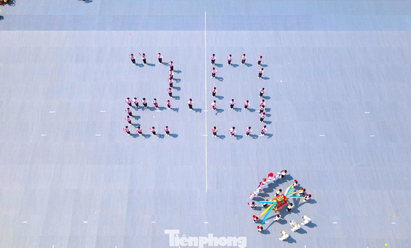 Tại ngày hội, 1.000 em thiếu niên nhi đồng đến từ 15 xã, thị trấn trên địa bàn huyện đã biểu diễn những màn đồng diễn, duyệt nghi thức đội trang nghiêm, đặc sắc và độc đáo. Các em thiếu niên nhi đồng còn sắp xếp thành các hình chữ 2/9, các biểu ngữ cổ động, hình ảnh ấn tượng.