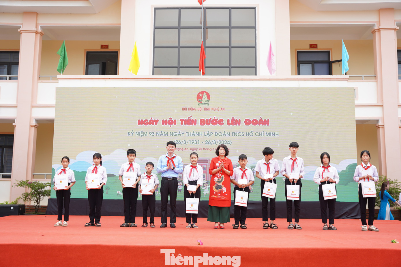 Ban tổ chức trao tặng 10 suất quà đến với 10 em học sinh có hoàn cảnh khó khăn tại Trường Trung học cơ sở Tân Dân. Ban tổ chức trao tặng 10 suất quà đến với 10 em học sinh có hoàn cảnh khó khăn tại Trường Trung học cơ sở Tân Dân.