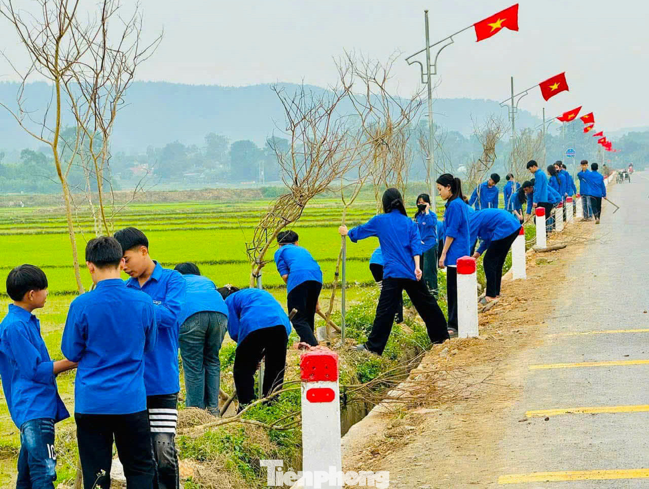 Sau Lễ khởi động, Ban Thường vụ Huyện Đoàn Thanh Chương đã tổ chức chuỗi các hoạt động đồng hành, hưởng ứng như: Tổ chức chương trình bát cháo tình thương; Khánh thành công trình đường điện chiếu sáng; Trồng hàng cây thanh niên; Nạo vét kênh mương nội đồng. Sau Lễ khởi động, Ban Thường vụ Huyện Đoàn Thanh Chương đã tổ chức chuỗi các hoạt động đồng hành, hưởng ứng như: Tổ chức chương trình bát cháo tình thương; Khánh thành công trình đường điện chiếu sáng; Trồng hàng cây thanh niên; Nạo vét kênh mương nội đồng.
