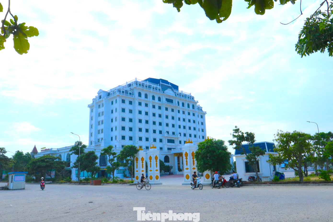 Cụ thể, theo kết luận của Đoàn kiểm tra của UBND thị xã Cửa Lò, hiện trạng dự án này đã xây dựng một số công trình nằm trong quy hoạch gồm: khách sạn Song Ngư Sơn (9 tầng + 1 tầng áp mái) với diện tích 3168m2; nhà bảo vệ; nhà hàng Lan Châu 1 cao 2 tầng diện tích 296,7m2; quầy bar dịch vụ; lầu nghênh phong và mộ tiên (cải tạo trên hạng mục cũ); cột dẫn hướng (cải tạo trên hạng mục cũ). Cụ thể, theo kết luận của Đoàn kiểm tra của UBND thị xã Cửa Lò, hiện trạng dự án này đã xây dựng một số công trình nằm trong quy hoạch gồm: khách sạn Song Ngư Sơn (9 tầng + 1 tầng áp mái) với diện tích 3168m2; nhà bảo vệ; nhà hàng Lan Châu 1 cao 2 tầng diện tích 296,7m2; quầy bar dịch vụ; lầu nghênh phong và mộ tiên (cải tạo trên hạng mục cũ); cột dẫn hướng (cải tạo trên hạng mục cũ).