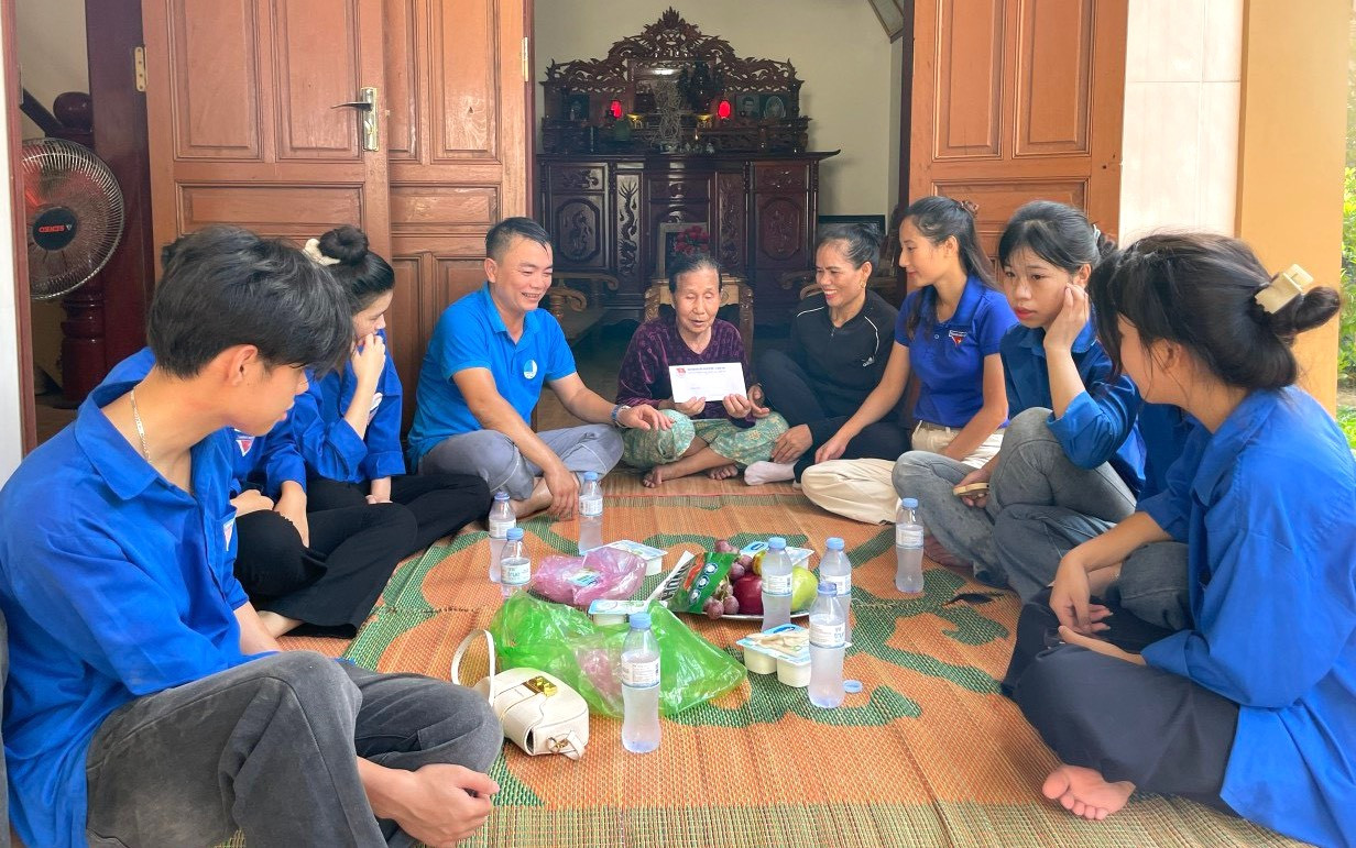 Hưởng ứng Ngày cao điểm Chiến dịch tình nguyện Hành quân xanh, tuổi trẻ huyện Quỳnh Lưu đã tổ chức thăm hỏi, giúp đỡ tu sửa nhà cửa, tặng quà, tổ chức "Bữa cơm yêu thương" tại nhà Mẹ Việt Nam anh hùng, các gia đình thương bệnh binh, cựu Chiến binh, cựu Thanh niên xung phong trên địa bàn huyện. Hưởng ứng Ngày cao điểm Chiến dịch tình nguyện Hành quân xanh, tuổi trẻ huyện Quỳnh Lưu đã tổ chức thăm hỏi, giúp đỡ tu sửa nhà cửa, tặng quà, tổ chức "Bữa cơm yêu thương" tại nhà Mẹ Việt Nam anh hùng, các gia đình thương bệnh binh, cựu Chiến binh, cựu Thanh niên xung phong trên địa bàn huyện.