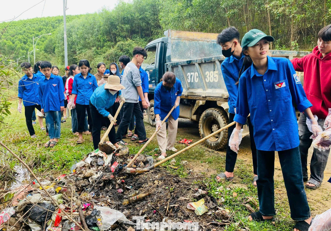 Sau Lễ khởi động, Ban Thường vụ Huyện Đoàn Thanh Chương đã tổ chức chuỗi các hoạt động đồng hành, hưởng ứng như: Tổ chức chương trình bát cháo tình thương; Khánh thành công trình đường điện chiếu sáng; Trồng hàng cây thanh niên; Nạo vét kênh mương nội đồng. Sau Lễ khởi động, Ban Thường vụ Huyện Đoàn Thanh Chương đã tổ chức chuỗi các hoạt động đồng hành, hưởng ứng như: Tổ chức chương trình bát cháo tình thương; Khánh thành công trình đường điện chiếu sáng; Trồng hàng cây thanh niên; Nạo vét kênh mương nội đồng.