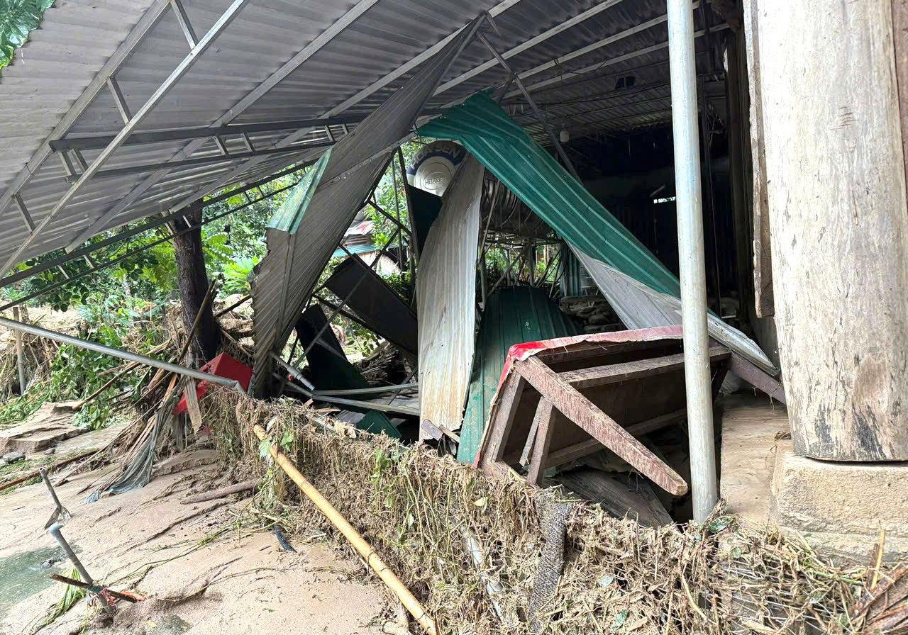 Mưa lũ khiến Ký túc xá trường Phổ thông Dân tộc bán trú THCS xã Hữu Khuông (Tương Dương) và điểm trường mầm non Chà Lắn (xã Hữu Lập, Kỳ Sơn) bị hư hỏng một số trang thiết bị. Mưa lũ khiến Ký túc xá trường Phổ thông Dân tộc bán trú THCS xã Hữu Khuông (Tương Dương) và điểm trường mầm non Chà Lắn (xã Hữu Lập, Kỳ Sơn) bị hư hỏng một số trang thiết bị.