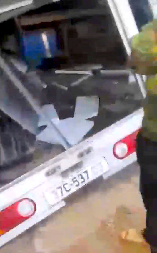 Hiện trường vụ tai nạn cho thấy, một phần căn nhà là tiệm tạp hóa bị xe tải tông sập, hư hỏng. Nhiều bức tường đổ sập đè lên người các nạn nhân. Hiện trường vụ tai nạn cho thấy, một phần căn nhà là tiệm tạp hóa bị xe tải tông sập, hư hỏng. Nhiều bức tường đổ sập đè lên người các nạn nhân.