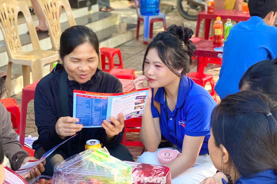 Những áo xanh tình nguyện trường Đại học Nghệ An tranh thủ giờ thí sinh làm bài đã tư vấn các ngành học cho phụ huynh học sinh.