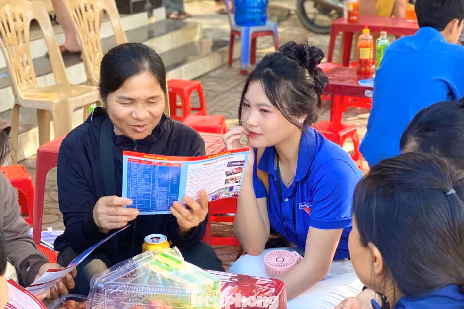 Những áo xanh tình nguyện trường Đại học Nghệ An tranh thủ giờ thí sinh làm bài đã tư vấn các ngành học cho phụ huynh học sinh.