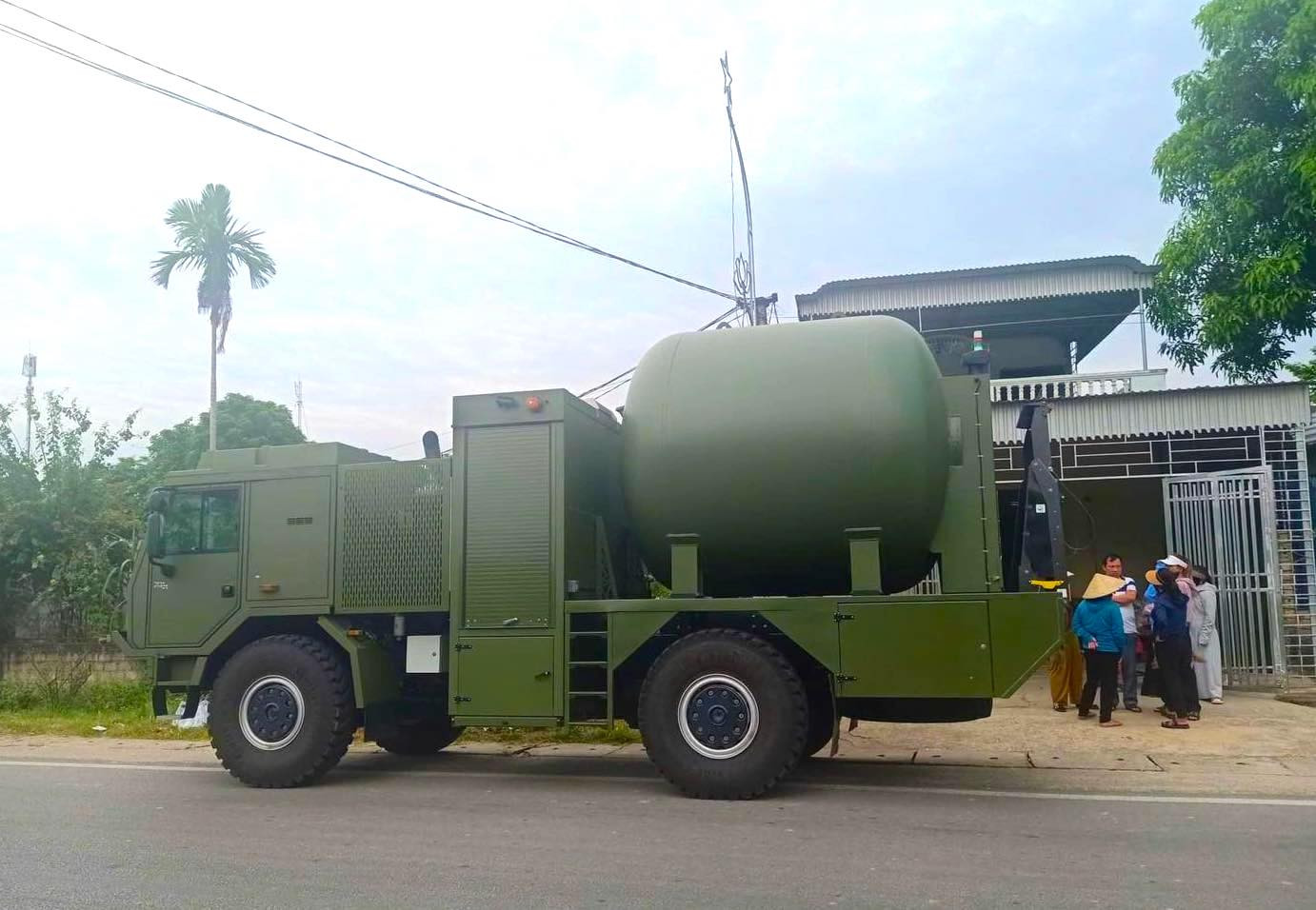 Ông Quán Vi Giang - Phó Chủ tịch UBND huyện Quỳ Hợp (Nghệ An) cho biết, hiện trường vụ nổ xảy ra có vật liệu nổ. Tuy nhiên, chủng loại vật liệu nổ đang được cơ quan chức năng điều tra làm rõ. Từ sáng 29/8, lực lượng công binh tỉnh Nghệ An đã huy động nhiều cán bộ chiến sĩ, phương tiện hiện đại đến hiện trường để ra vật liệu nổ.