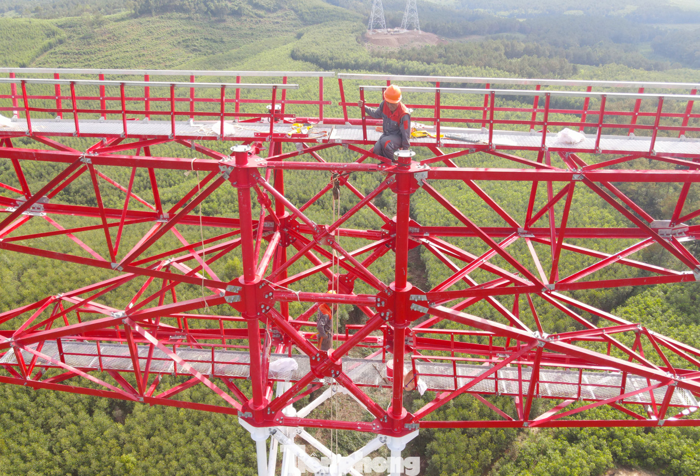 Dù vất vả khó nhọc nhưng những người thợ điện vẫn ngày ngày bám trụ trên các cột điện để quyết tâm làm và đưa dự án về đích đúng tiến độ.