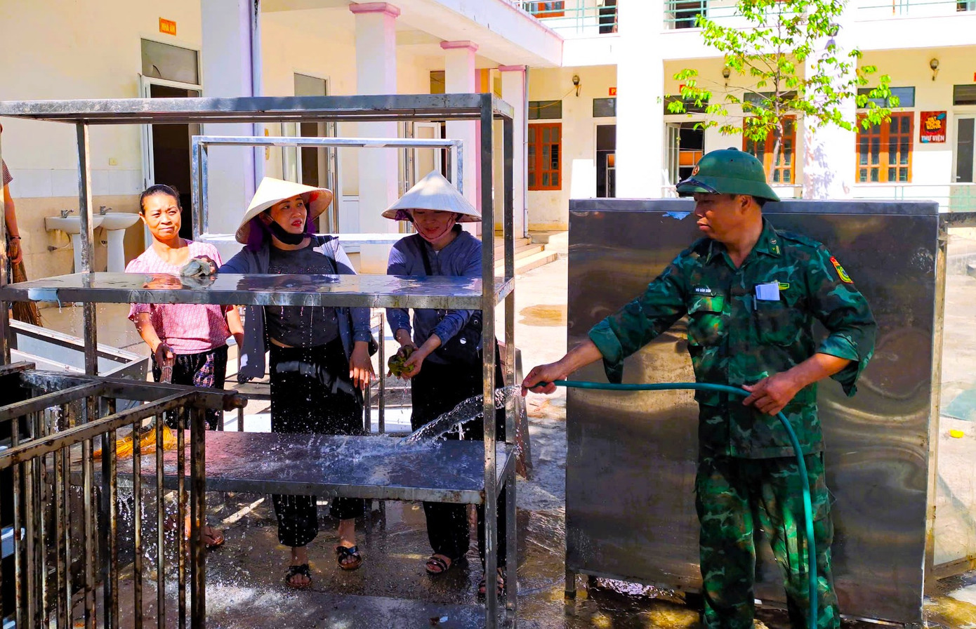 Giúp các giáo viên lau chùi dụng cụ, đồ dùng trong trường để kịp ngày khai giảng. Giúp các giáo viên lau chùi dụng cụ, đồ dùng trong trường để kịp ngày khai giảng.