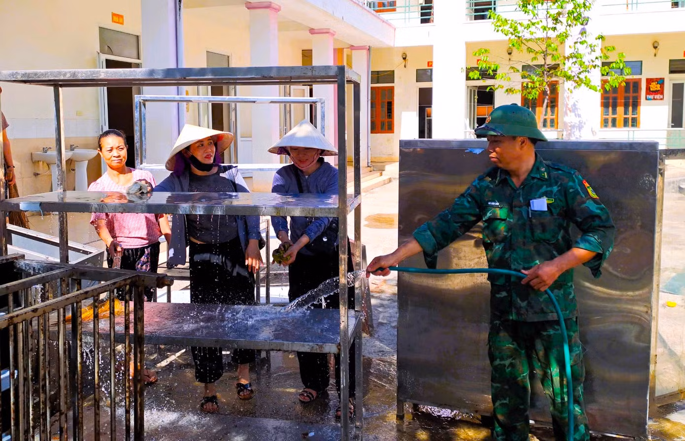 Giúp các giáo viên lau chùi dụng cụ, đồ dùng trong trường để kịp ngày khai giảng.