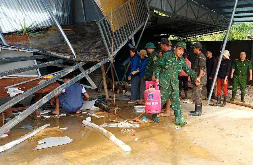 Vụ sạt lở đã khiến nhiều tài sản, đồ dùng sinh hoạt của gia đình bị đất đá vùi lấp, hư hỏng. May mắn vụ sạt lở đã không gây thiệt hại về người. Vụ sạt lở đã khiến nhiều tài sản, đồ dùng sinh hoạt của gia đình bị đất đá vùi lấp, hư hỏng. May mắn vụ sạt lở đã không gây thiệt hại về người.