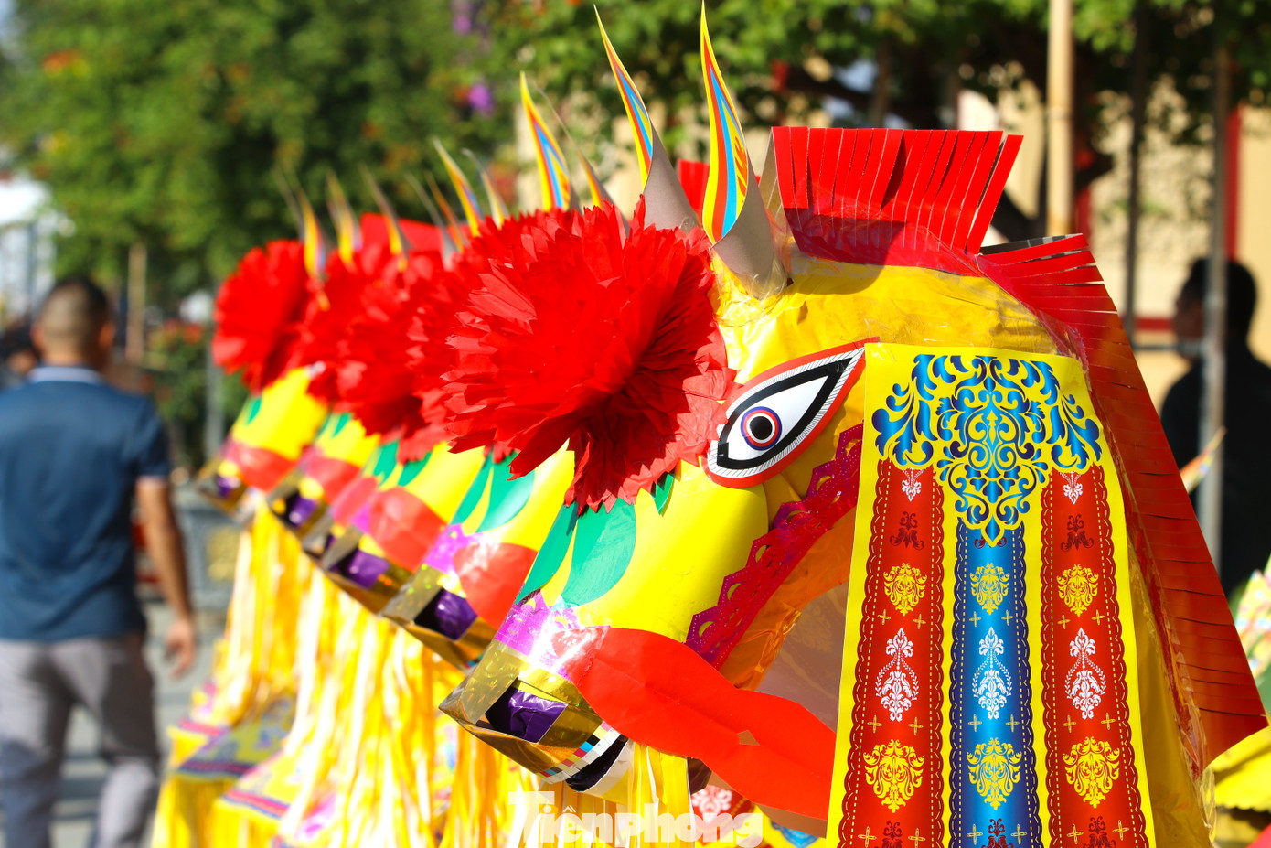 Phía trước khu vực đền được xếp từng dãy ngựa vàng giấy, thuyền rồng kèm những khối vàng thỏi. Đây là lễ vật của du khách về hành hương dâng lên đền để cầu khấn.