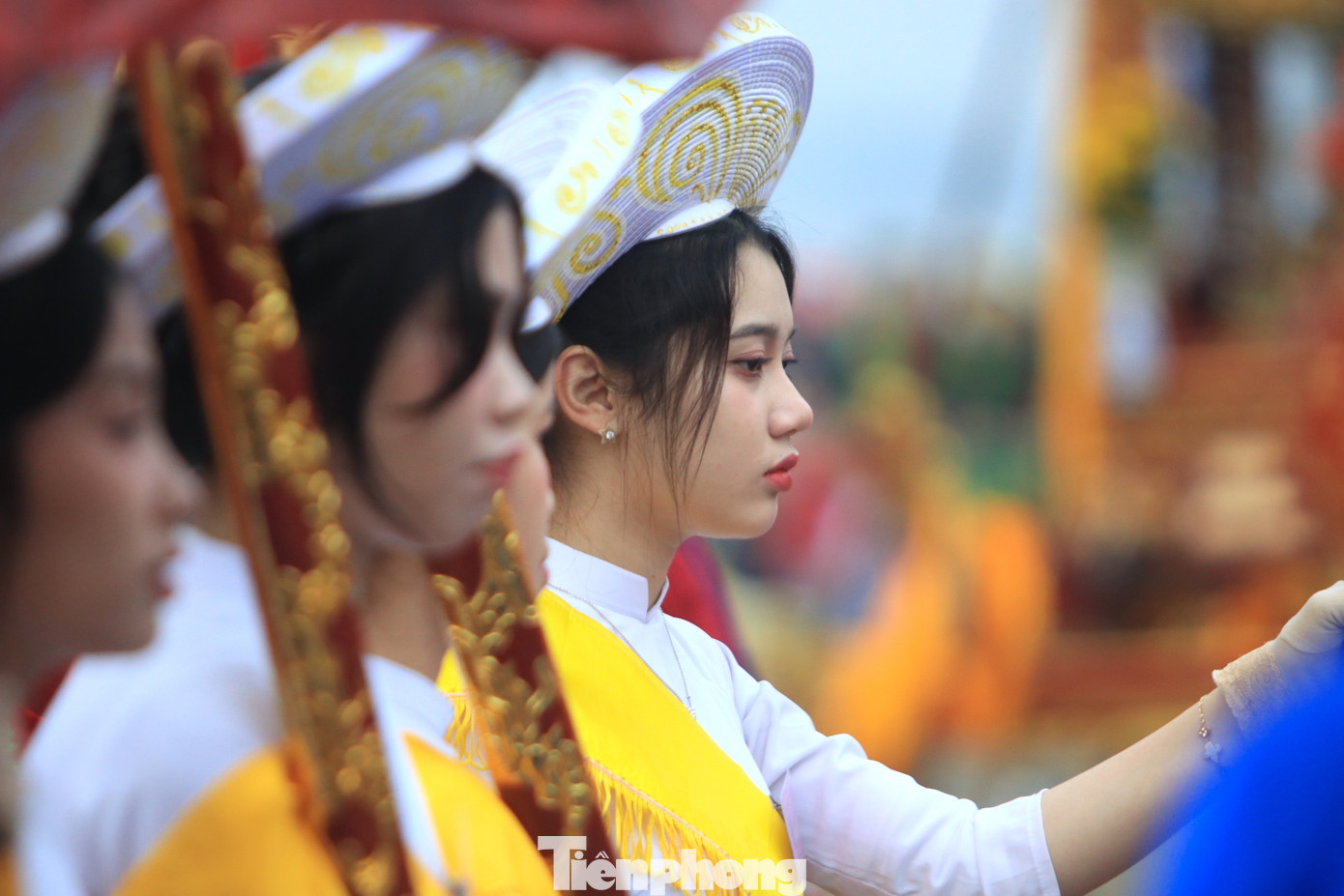 Các thiếu nữ với vẻ ngoài xinh xắn, thanh lịch gây ấn tượng cho du khách khi về tham dự lễ hội.