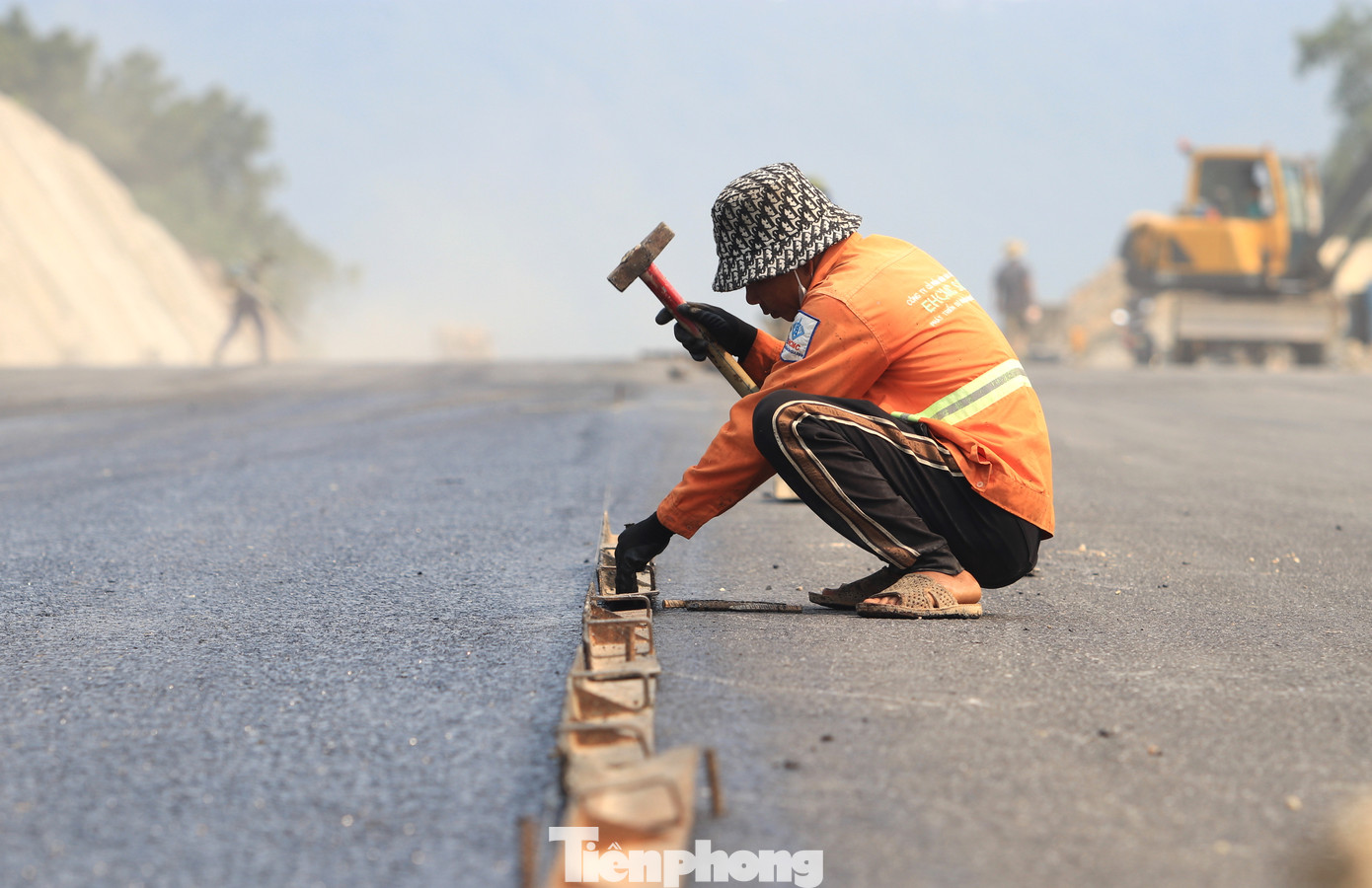 Những ngày qua thời tiết tại Nghệ An nắng nóng cục bộ với nhiệt độ có lúc lên đến 40 độ C nhưng các công nhân đơn vị thi công vẫn bám trụ công trường để thi công những hạng mục cuối cùng, đưa dự án về đích đúng hạn.