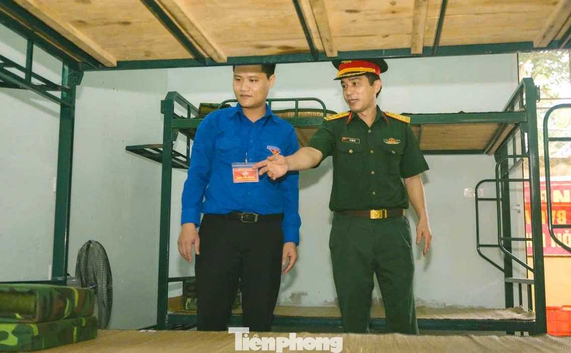 Anh Nguyễn Mạnh Phong - Phó Bí thư Tỉnh Đoàn Nghệ An cùng các đại biểu kiểm tra cơ sở vật chất để đón các em học sinh.