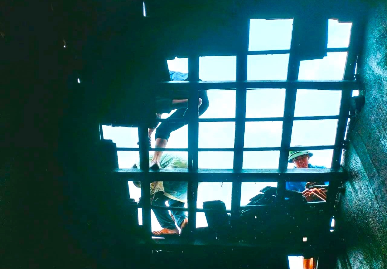 Trong 2 ngày qua, các đoàn viên đã cùng người dân lợp xong toàn bộ 14 ngôi nhà bị tốc mái.