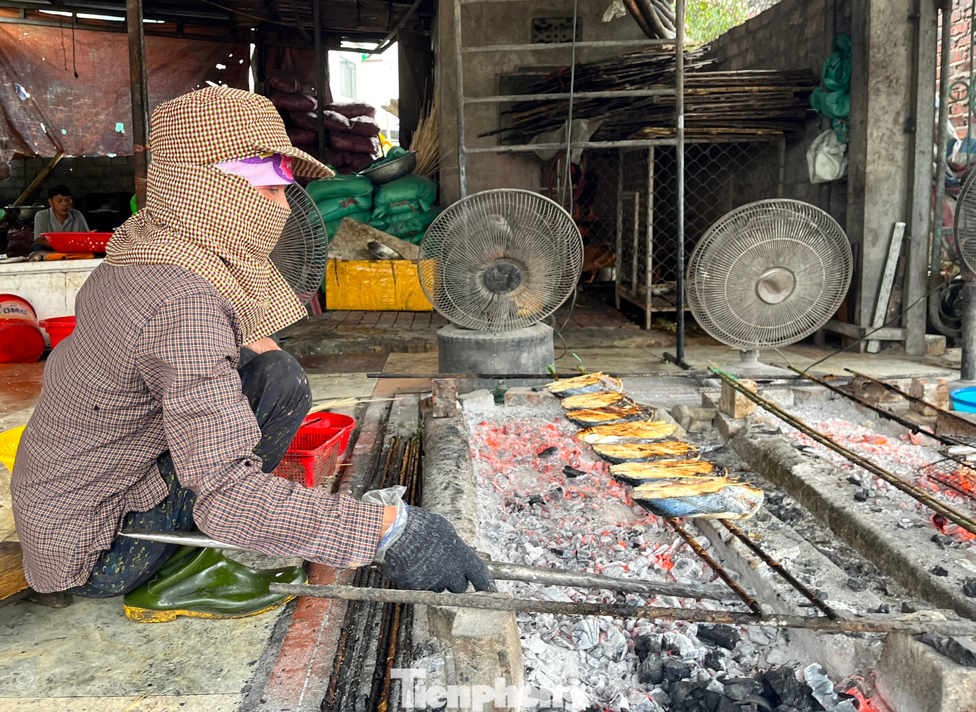Cá sẽ được nướng bằng than củi. Người dân dùng những viên gạch xếp thành hàng dài làm bếp. 2 thanh sắt dài hơn 1,5m được người dân quấn thêm một lớp lá chuối rồi kê lên bếp để nướng cho cá đỡ dính.
