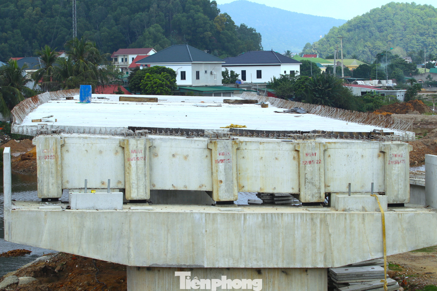 Ngoài ra có 3 cầu nhỏ trên tuyến gồm Cầu Tân Long, Cầu Kênh Nhà Lê, cầu Nghi Tân. Trong ảnh là cầu Nghi Tân thuộc phường Nghi Tân, TX. Cửa Lò, Nghệ An đang được xây dựng.