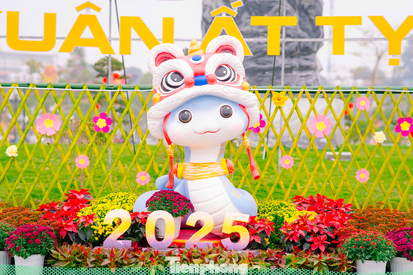 Điểm đáng chú ý nhất của điểm "check-in" này là linh vật rắn với màu sắc và vẻ mặt đáng yêu đặt ngay khu vực trung tâm. Ảnh: Tú Anh