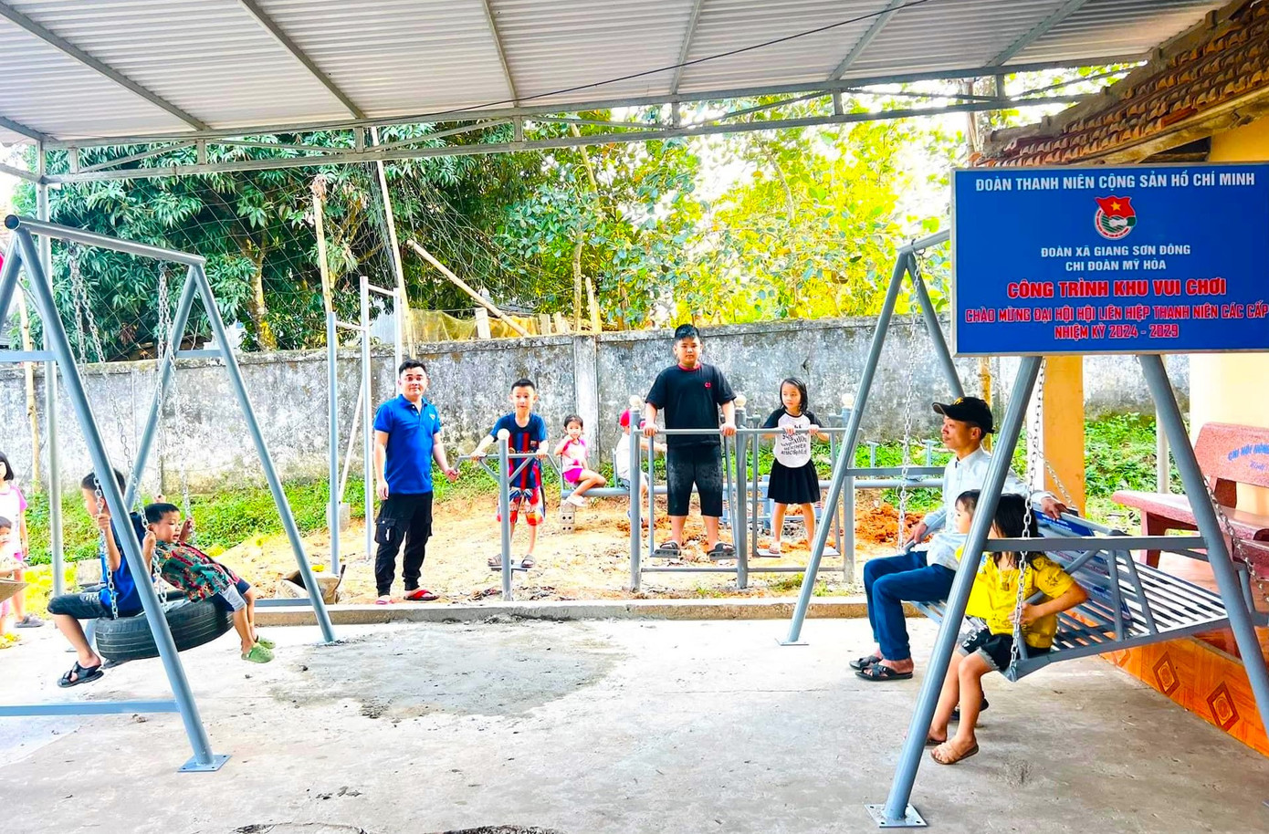 Các đoàn viên thanh niên góp sức xây dựng khu vui chơi, tập thể dục để người dân và các em thiếu nhi có thêm không gian trải nghiệm trong thời gian nghỉ hè.