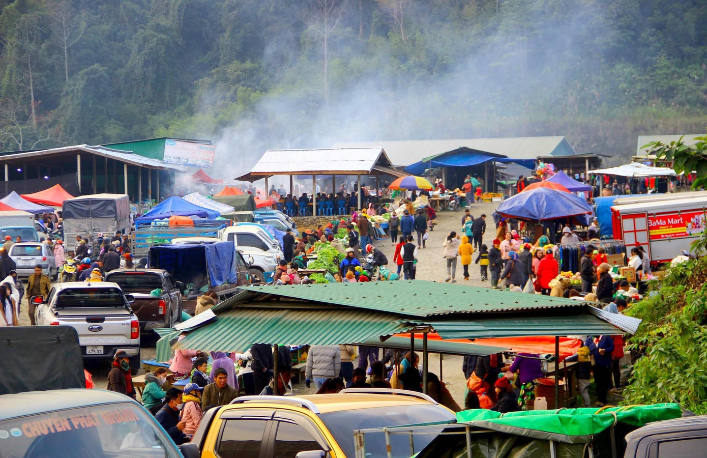 Chợ biên giới Việt - Lào ở cửa khẩu quốc tế Nậm Cắn là nơi buôn bán sầm uất, thể hiện tình hữu nghị giữa Việt Nam - Lào.