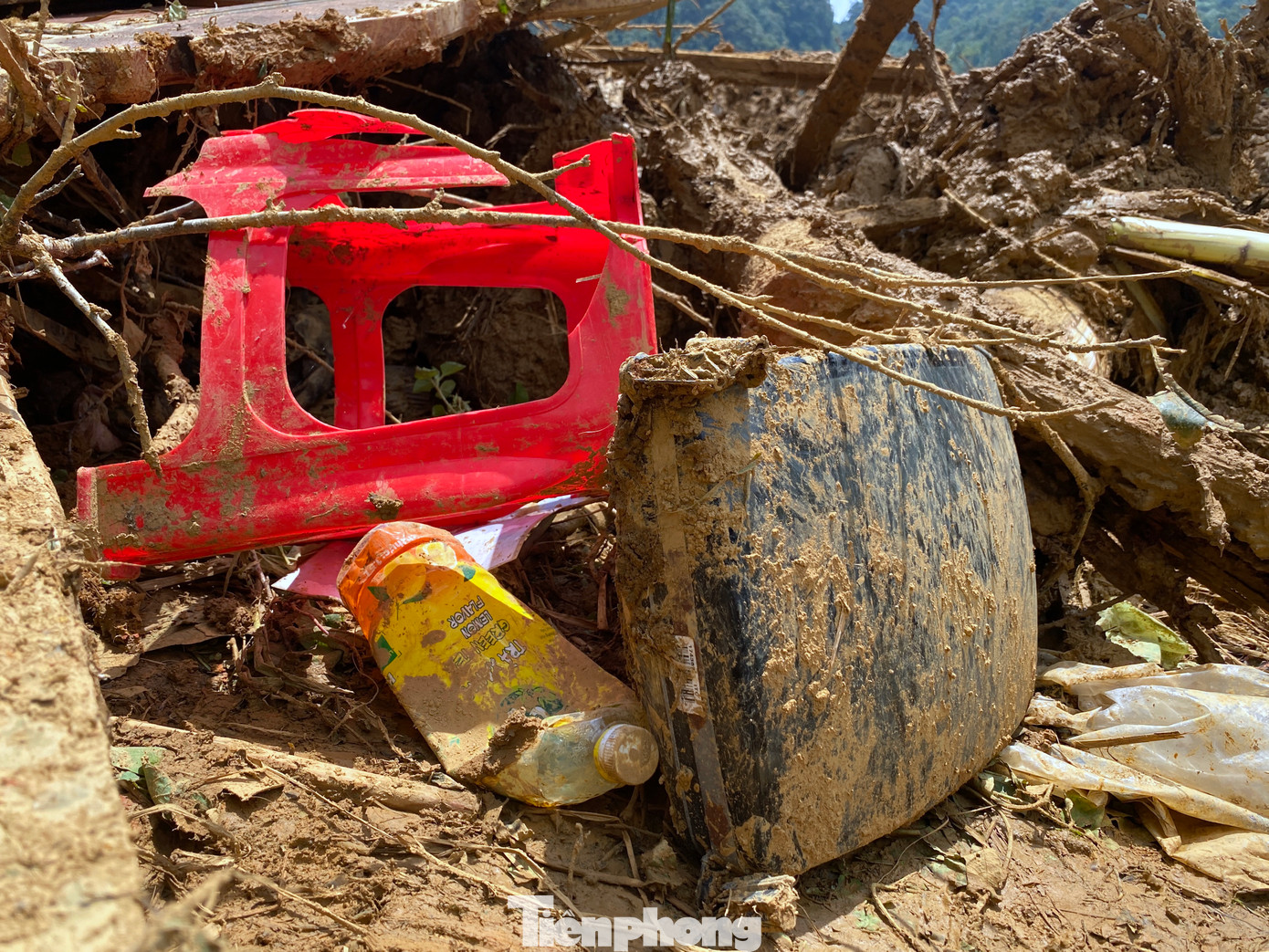 Những cuốn sách, chiếc tivi hay những bộ quần áo lấm lem bùn... là những thứ còn sót lại của nhiều hộ dân trong vụ sạt lở kinh hoàng.