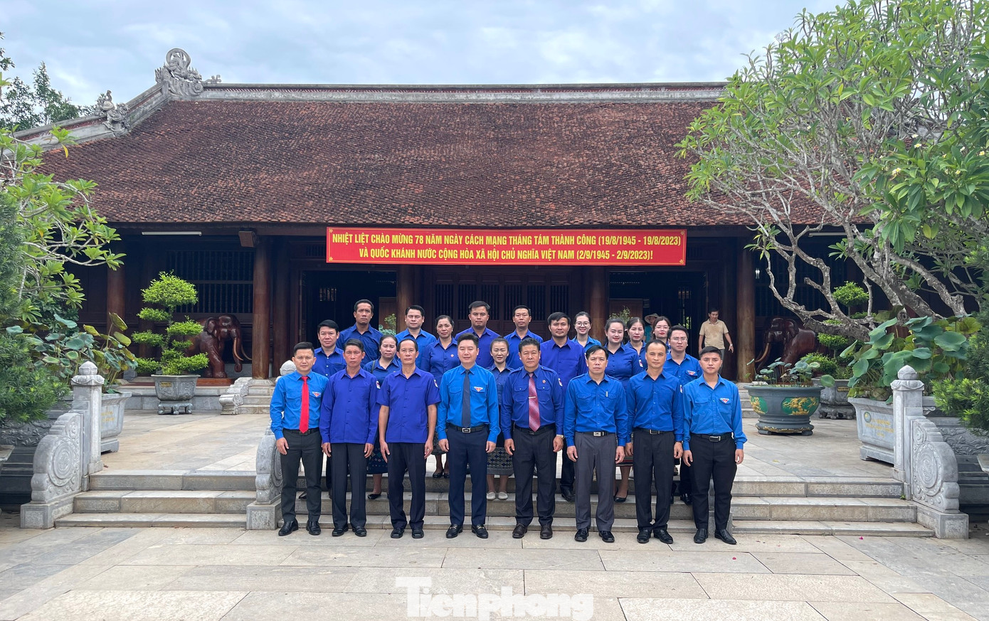 Đoàn đại biểu chụp hình lưu niệm. Đoàn đại biểu chụp hình lưu niệm.