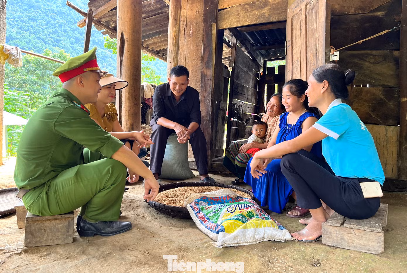 Nhờ có tổ canh gác bào thai nên thời gian gần đây nạn mua bán người, mua bán bào thai trên địa bàn đã giảm mạnh. Để thực sự hiệu quả, tổ công tác tiếp tục tăng cường theo dõi địa bàn, tuyên truyền vận động để hạn chế nạn mua bán người, mua bán bào thai. Nhờ có tổ canh gác bào thai nên thời gian gần đây nạn mua bán người, mua bán bào thai trên địa bàn đã giảm mạnh. Để thực sự hiệu quả, tổ công tác tiếp tục tăng cường theo dõi địa bàn, tuyên truyền vận động để hạn chế nạn mua bán người, mua bán bào thai.