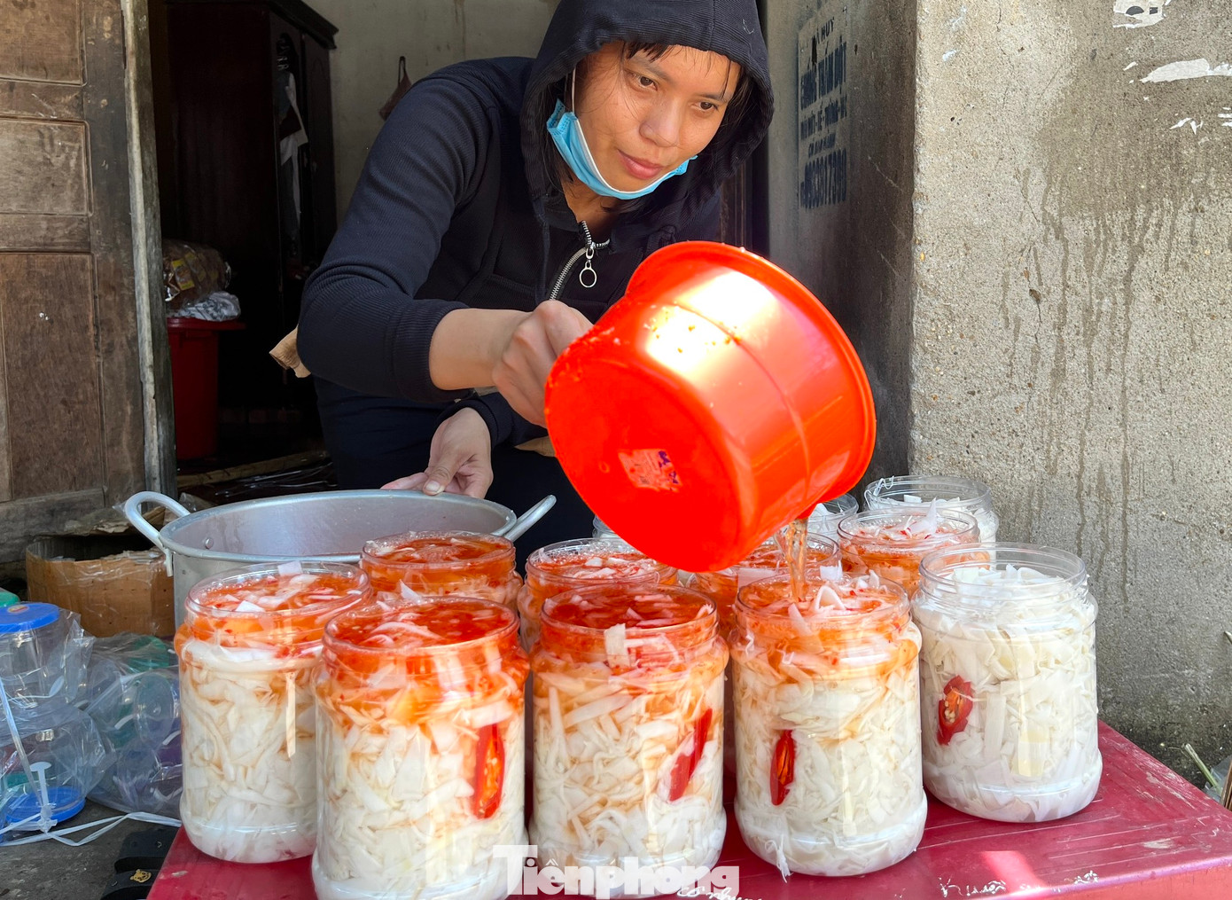 Nhiều cơ sở ngâm măng thành từng hũ, thêm ớt để chua rồi bán làm quà. Những hũ măng trở thành đặc sản đi từ vùng núi đến các huyện thành thị trong và ngoài tỉnh.