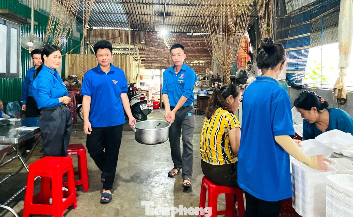 Các đoàn viên thanh niên tích cực hỗ trợ nhau từ việc chuẩn bị nguyên liệu đến nấu nướng.