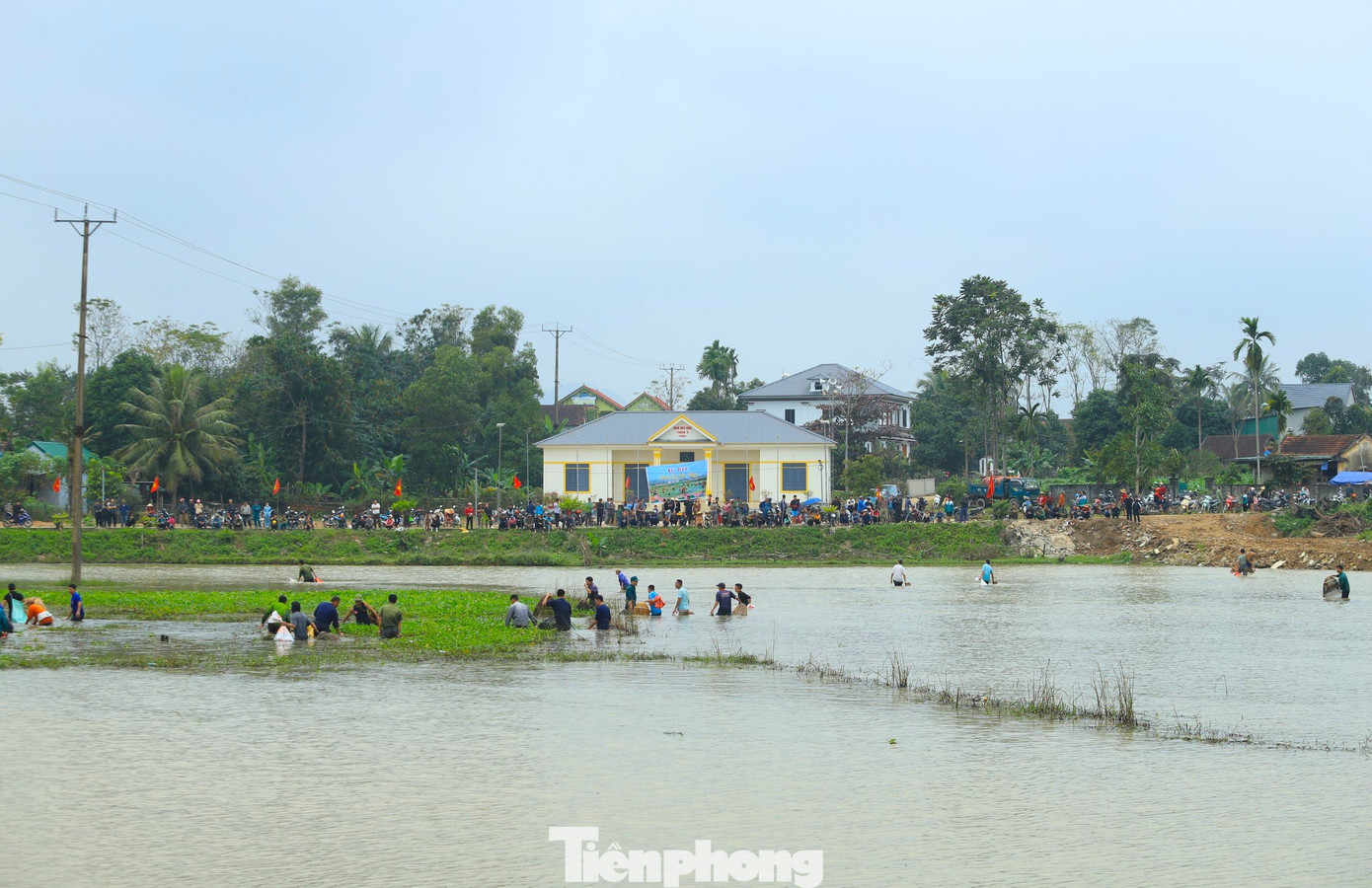 Anh Đặng Hoàng Thuyết (Ban tổ chức lễ hội) cho hay, khu vực tổ chức lễ hội là ruộng lúa của người dân có diện tích 1,7ha. Nơi đây chỉ 1 mùa trồng lúa, mùa còn lại được thả cá nuôi. "Trước đây thường thả cá rồi mọi người tháo và bắt. Năm nay mọi người bàn bạc tạo ra một sân chơi ý nghĩa cho người dân cùng tham gia, gắn kết tình làng nghĩa xóm nên tổ chức lễ hội nơm cá này", anh Thuyết chia sẻ.