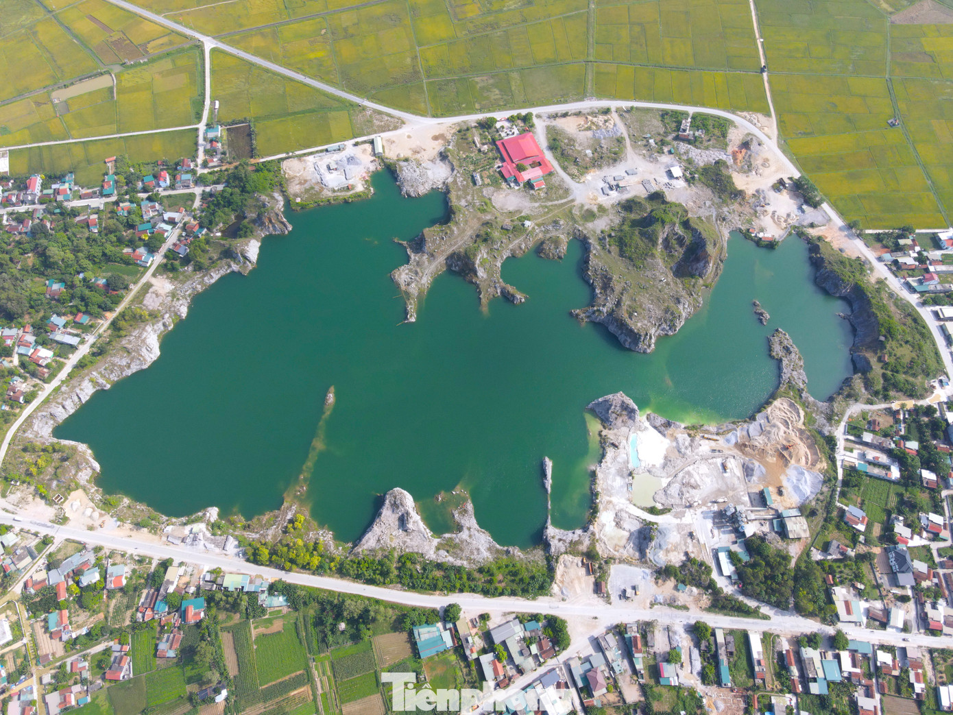 Ngày 6/11/2018, UBND tỉnh Nghệ An lần lượt ra 2 quyết định số 4921 và 4922 về việc phê duyệt đề án đóng cửa mỏ đá xây dựng khu vực Lèn Chùa đối với 2 công ty TNHH Thanh Xuân (4,14ha) và Công ty TNHH Xuân Hùng (3,43ha). Trước đó, cơ quan chức năng đã kiểm tra và xử phạt hành chính đối với 2 công ty này do khai thác ra ngoài khu vực cấp phép, khai thác quá độ sâu cả chục mét.