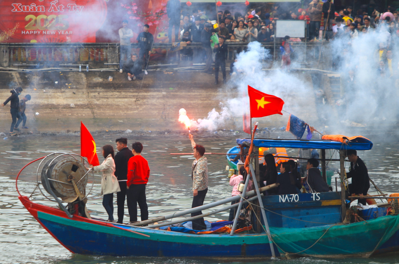 Người dân chèo thuyền ra ăn mừng đội nhà vô địch.