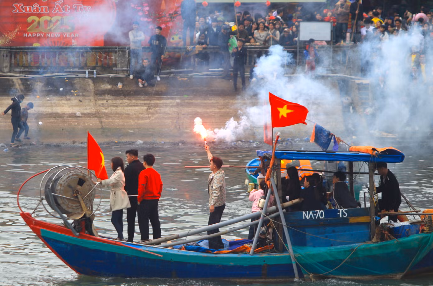 Người dân chèo thuyền ra ăn mừng đội nhà vô địch.