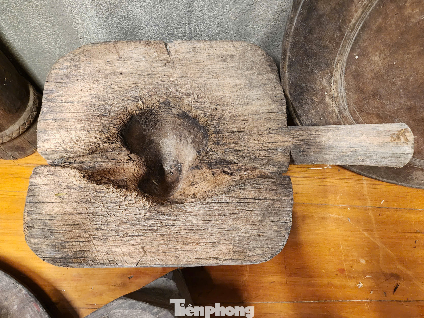 Những chiếc mâm, cối làm từ gỗ độc đáo có tuổi đời cả trăm năm.