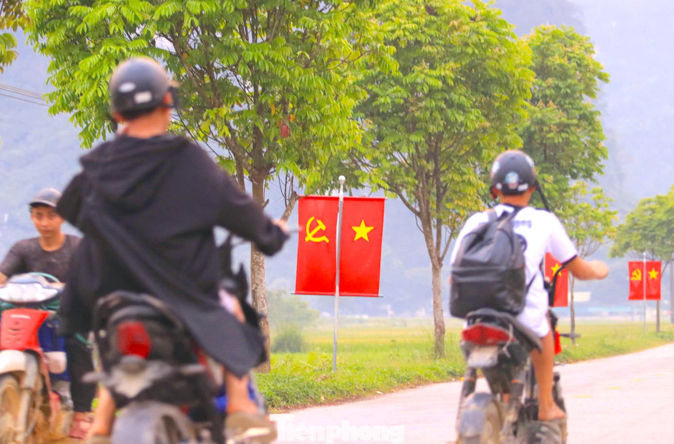 "Đi giữa đường cờ rực rỡ mình cảm thấy càng thêm yêu Tổ quốc, yêu đất nước. Nhất là trong những ngày tháng 4 lịch sử - mừng Ngày Giải phóng miền Nam, thống nhất đất nước", anh Vi Văn Lương (trú xã Môn Sơn, Con Cuông) nói.